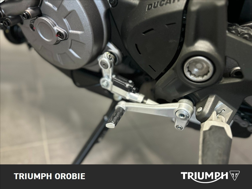 DUCATI Monster 821 Red