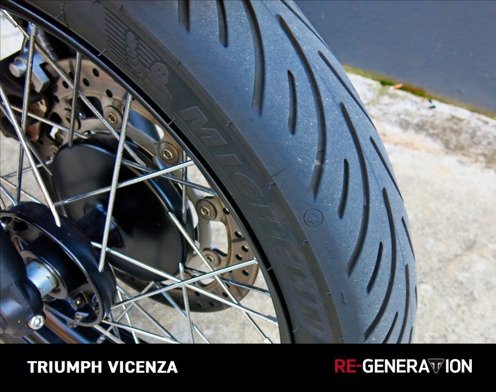 TRIUMPH Bonneville 900 T100 Black