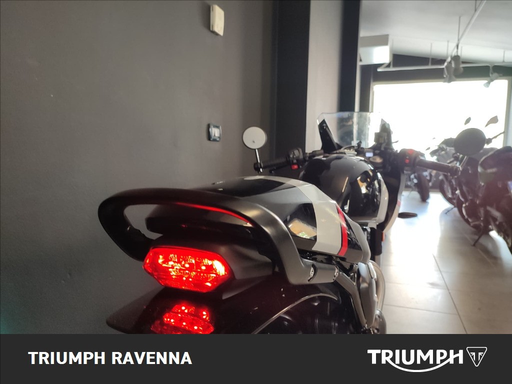 TRIUMPH Thruxton 400 Phantom Black / Aluminium Silver Abs