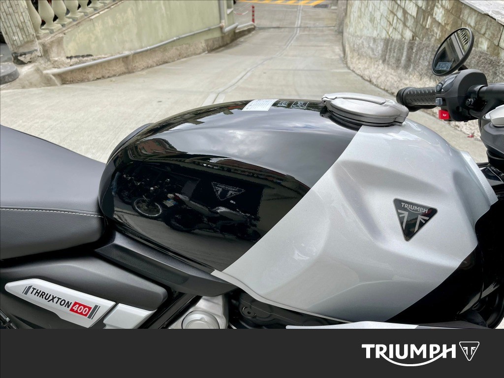 TRIUMPH Thruxton 400 Phantom Black / Aluminium Silver Abs