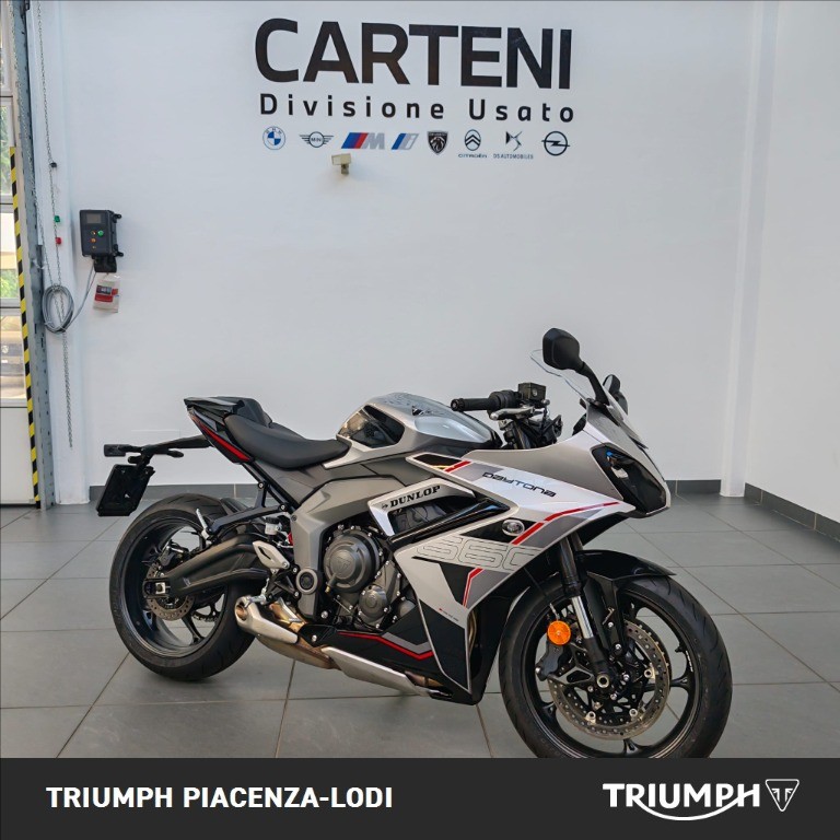 TRIUMPH Daytona 660 Aluminium SIlver / Sapphire Black Abs