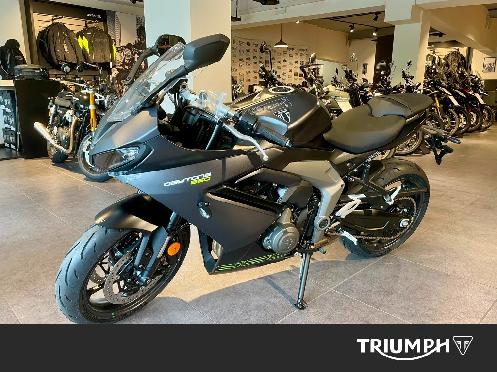TRIUMPH Daytona 660 Sapphire Black Abs #1