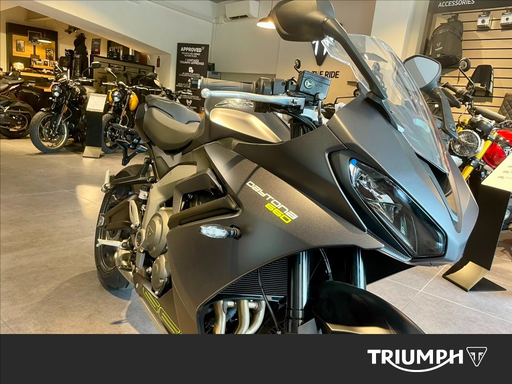 TRIUMPH Daytona 660 Sapphire Black Abs #5