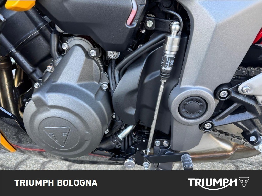 TRIUMPH Daytona 660 Cosmic Yellow / Sapphire Black Abs