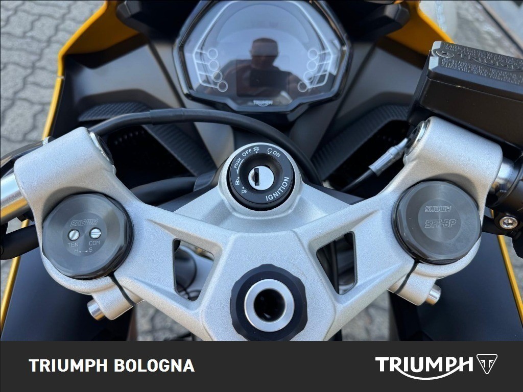 TRIUMPH Daytona 660 Cosmic Yellow / Sapphire Black Abs