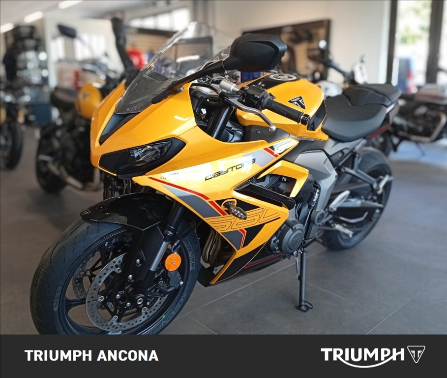 TRIUMPH Daytona 660 Cosmic Yellow / Sapphire Black dep.A2 Abs
