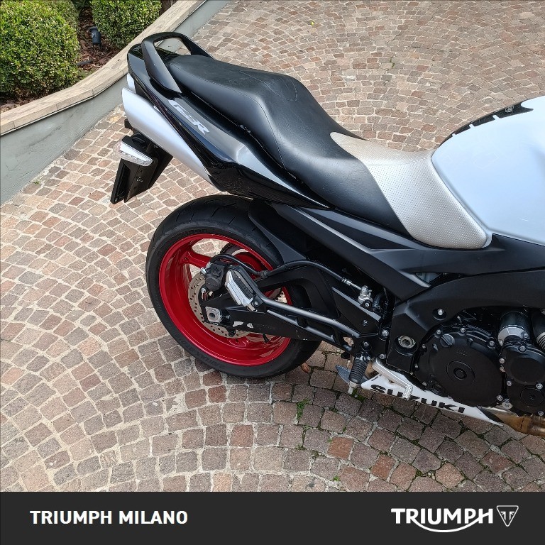 SUZUKI GSR 600 