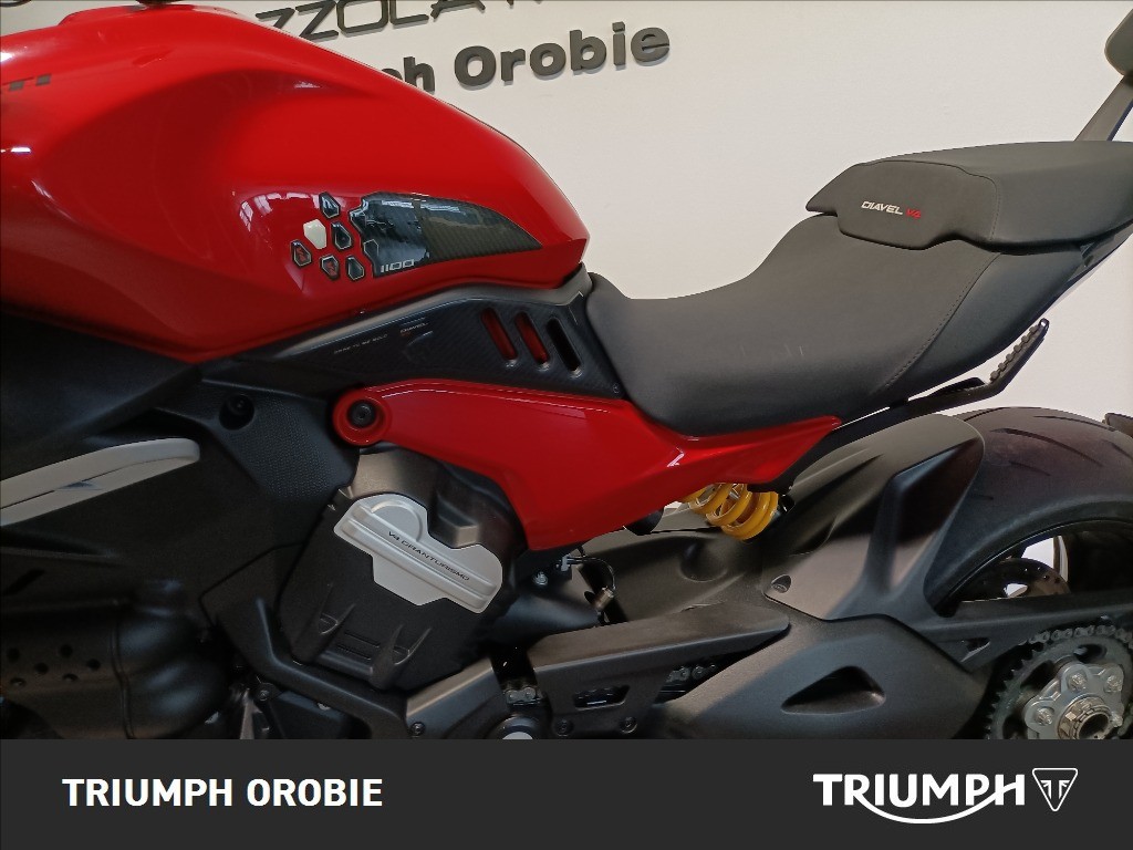 DUCATI Diavel V4 1158 Red