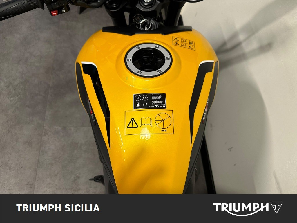 TRIUMPH Trident 660 Cosmic Yellow Abs