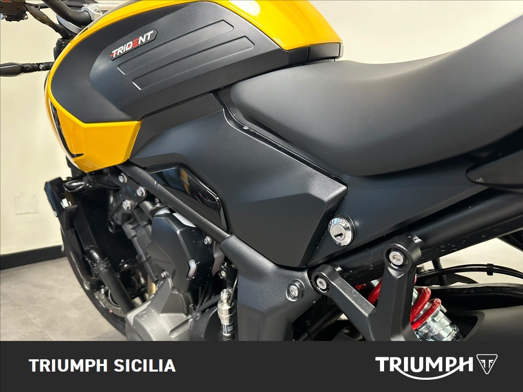 TRIUMPH Trident 660 Cosmic Yellow Abs